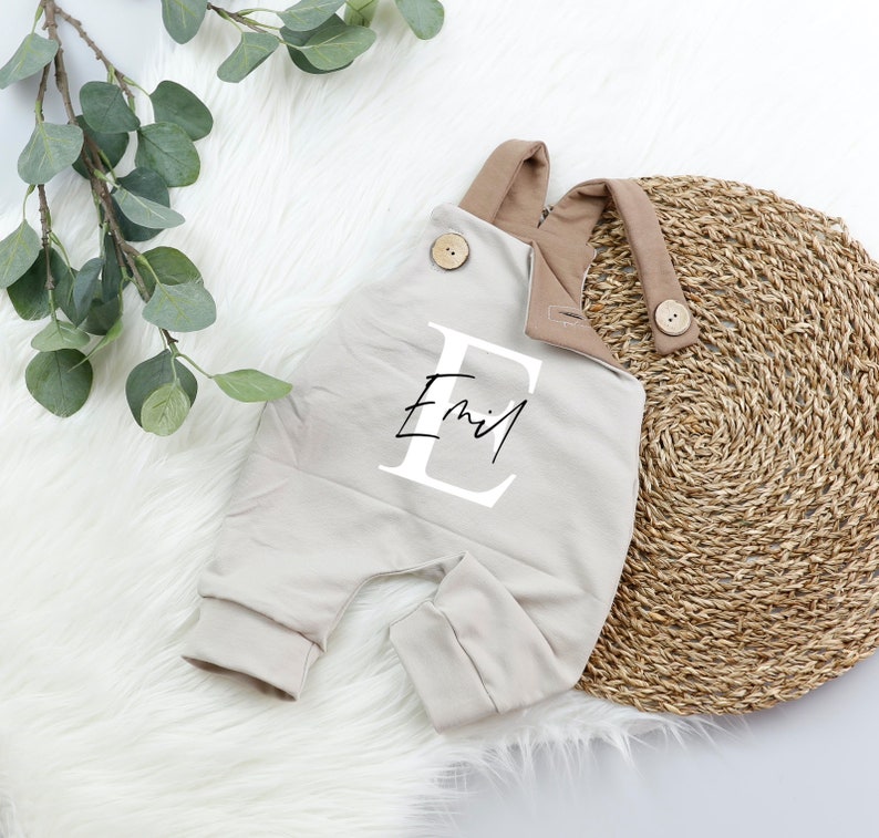 VOODULU® LatzhoseBlümi Romper Baby braun-beige-weiß-Holzknöpfe Geschenk Geburt Taufe Junge Mädchen personalisiert Latzhose Newborn Bild 2