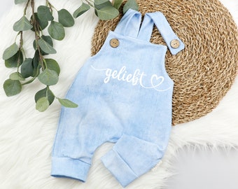 VOODULU® Salopette « Blümi » - Barboteuse Bébé Jeans Look Bleu Blanc Boutons en Bois Cadeau Naissance Baptême Garçon Fille Salopette personnalisée Nouveau-né