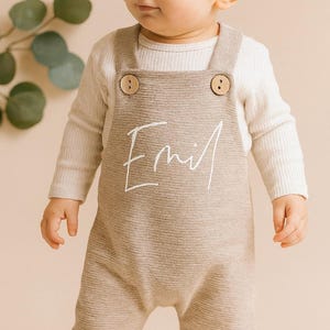 Salopette bébé avec nom – Barboteuse beige chiné – Pantalon avec boutons en bois – Cadeau de naissance – Tenue garçon – Tenue bébé faite main