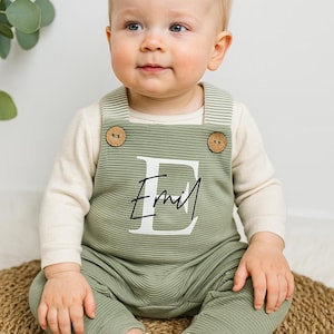 Meilleure vente – Salopette bébé personnalisée – Barboteuse printemps vert sauge avec boutons en bois – Cadeau de naissance et de baptême – Tenue bébé faite main