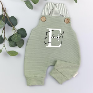 Meilleure vente – Salopette bébé personnalisée – Barboteuse printemps vert sauge avec boutons en bois – Cadeau de naissance et de baptême – Tenue bébé faite main