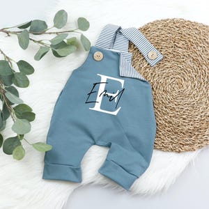 Salopette bébé personnalisée – Barboteuse bleue avec boutons en bois – Cadeau naissance, baptême, garçon, fille, tenue bébé fait main