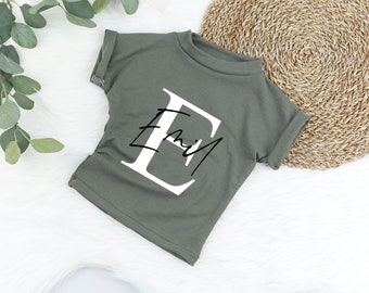 VOODULU® T-Shirt oliv Ripp mit Namen Baby T-Shirt TEE Shirt, Kinder Geschwister Outfit personalisiert Geburtstag Taufe