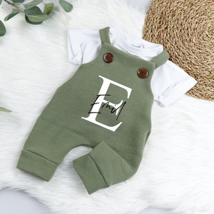 VOODULU® LatzhoseBlümi Romper Baby oliv Melange, grün Holzknöpfe Geschenk Geburt Taufe Junge Mädchen personalisiert Latzhose Newborn Bild 2