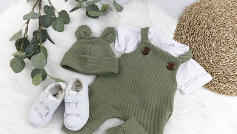 VOODULU® LatzhoseBlümi Romper Baby oliv Melange, grün Holzknöpfe Geschenk Geburt Taufe Junge Mädchen personalisiert Latzhose Newborn Bild 3