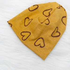 VOODULU® *LIMITIERT* Kindermütze, Babymütze, Beanie Hipster Mütze gelb senfgelb Mädchen Herz braun Geschenk Geburt Weihnachten