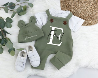 VOODULU®  Latzhose"Blümi" - Romper Baby oliv Melange, grün Holzknöpfe Geschenk Geburt Taufe Junge Mädchen personalisiert Latzhose Newborn