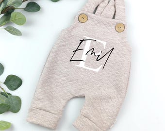 Baby Latzhose mit Name personalisiert • Steppstoff Latzhose • Geschenk zur Geburt Baby • Handmade  • Unisex Babykleidung