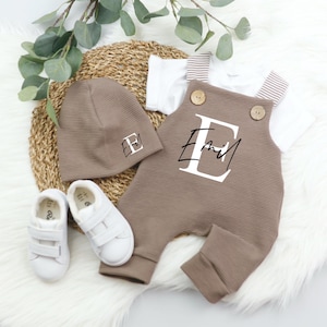 Cadeau de naissance – Salopette bébé personnalisée – Barboteuse nouveau-né – Durable & fait main – marron avec boutons en bois