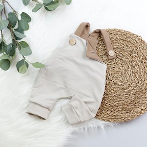 VOODULU® LatzhoseBlümi Romper Baby braun-beige-weiß-Holzknöpfe Geschenk Geburt Taufe Junge Mädchen personalisiert Latzhose Newborn Bild 3