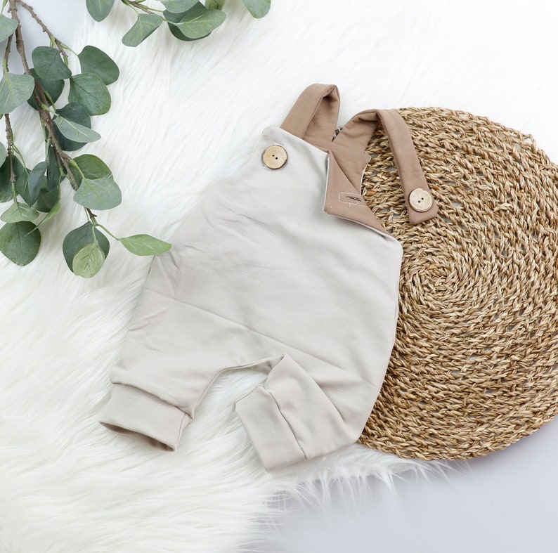 VOODULU® LatzhoseBlümi Romper Baby braun-beige-weiß-Holzknöpfe Geschenk Geburt Taufe Junge Mädchen personalisiert Latzhose Newborn Bild 3