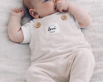 Baby Latzhose Beige mit Patch • Handmade Strampler Baby & Kinder • neutraler Overall • Geschenk zur Geburt • Baby Outfit
