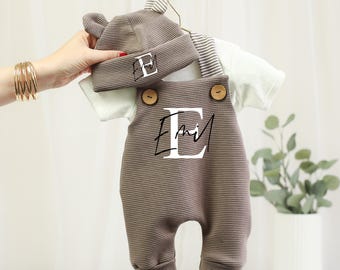 Personalisiertes Baby Set Braun • Latzhose & Mütze mit Name • Mitwachsendes Newborn Outfit • Geschenk zur Geburt • Handmade