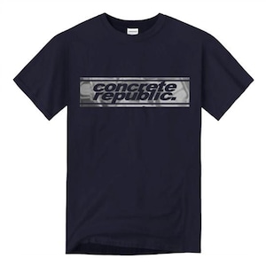 Puede incluir: Una camiseta azul marino con un gráfico plateado del texto "concrete republic."