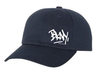 Papa Hats, Brodée, graffiti tag 'BKNY' (Brooklyn, New York) graphique, 100% Chino Twill Cotton, sangle réglable, noir ou bleu