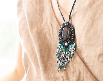 Banded Agate Macrame Necklace: Tribal Dreamcatcher Amulet