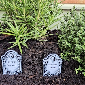 Etiquetas personalizadas para estacas de jardín con hierbas y lápidas góticas