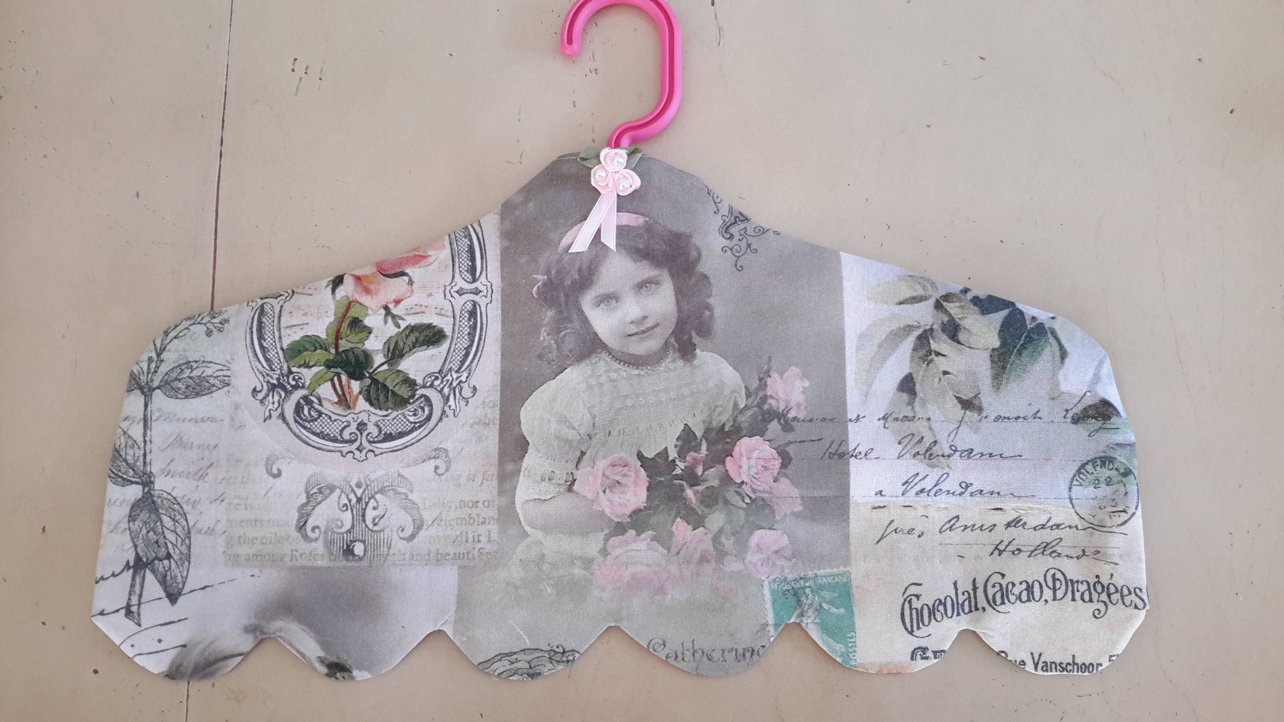 Housse Cache Cintre Shabby Tissu Postcard Épais Petite Fille et Fleurs Façon Tilda