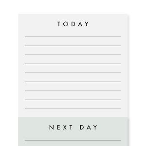 Peut inclure: Un bloc-notes blanc avec les mots "TODAY" et "NEXT DAY" imprimés en noir. La partie supérieure contient du papier ligné pour les notes quotidiennes, tandis que la partie inférieure, de couleur vert pâle, est pour les notes du lendemain.