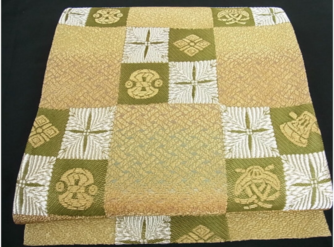 西陣織の日本製正絹帯（全通＝端から端まで模様が施されている帯
