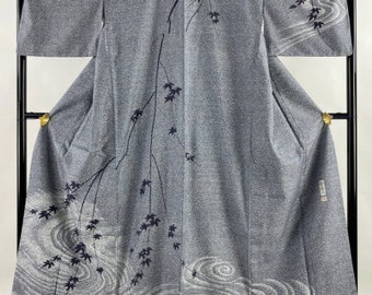 Könnte beinhalten: Ein grauer Kimono mit einem weißen und blauen Muster aus wirbelndem Wasser und Ahornblättern. Der Kimono ist aus einem weichen, strukturierten Stoff gefertigt.
