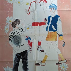Può includere: Un poster vintage con tre figure in stile anime che praticano sport. Una figura gioca a tennis, un'altra a golf e la terza tiene un pallone da basket. Sfondo rosa con illustrazioni di margherite e testo giapponese.