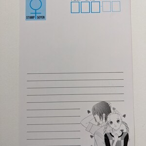 Pu&ograve; includere: Cartolina bianca con timbro blu e segni di cartolina. Presenta un'illustrazione manga in bianco e nero di due persone. Il testo "Hime & Sumire" &egrave; stampato in basso.