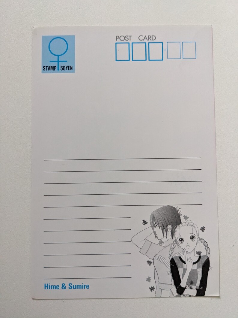 Pu&ograve; includere: Cartolina bianca con timbro blu e segni di cartolina. Presenta un'illustrazione manga in bianco e nero di due persone. Il testo "Hime & Sumire" &egrave; stampato in basso.
