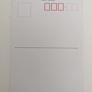Pu&ograve; includere: Una cartolina bianca con le parole "POST CARD" stampate in alto. Ha una scatola rettangolare nell'angolo in alto a sinistra e caselle rosse per i francobolli. Testo giapponese stampato in basso.