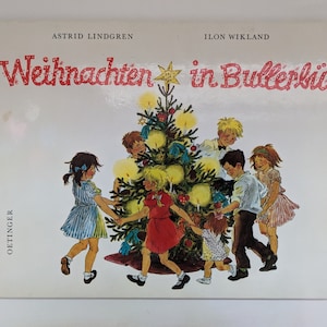 Può includere: Una copertina di un libro per bambini vintage con un albero di Natale con una stella in cima, circondato da bambini. Il titolo del libro è "Weihnachten in Bullerbü" di Astrid Lindgren e Ilon Wikland.