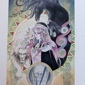 Pu&ograve; includere: Illustrazione ad acquerello con una donna dai capelli rosa, un cavallo nero e un leone. La donna indossa un copricapo decorativo e un mantello nero. L'opera d'arte presenta un design circolare con motivi geometrici e un teschio.