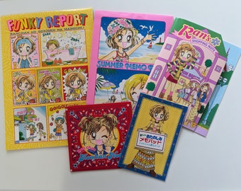 Puede incluir: Una colección de seis cuadernos de manga japoneses coloridos con ilustraciones de chicas jóvenes. Los cuadernos tienen títulos como "Funky Report", "Summer Memo", "Ran's Shopping Note" y "Fun Chan Mountain Note".