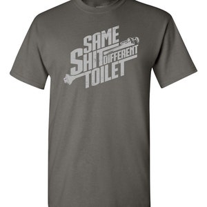 Camiseta divertida de fontanero: "Misma mierda, diferente inodoro", unisex Charcoal Grey