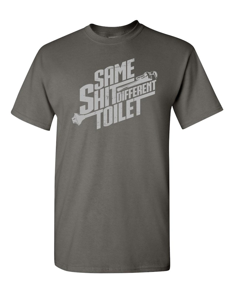 Camiseta divertida de fontanero: "Misma mierda, diferente inodoro", unisex Charcoal Grey