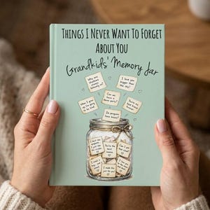 以下が含まれることがあります： Things I Never Want To Forget About You Grandkids' Memory Jarというタイトルの薄緑色のハードカバー本。表紙には、手書きのメモが書かれた紙切れで満たされたガラス瓶のイラストが描かれており、その上にはさらにメモが浮かんでいる様子が描かれています。