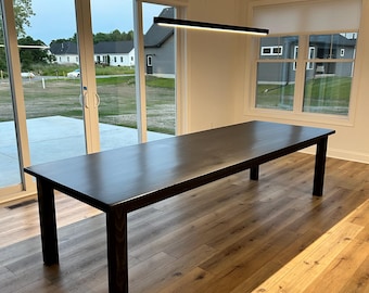 Könnte beinhalten: Ein dunkelbrauner rechteckiger Esstisch mit vier stabilen Beinen. Der Tisch ist aus Holz gefertigt und hat eine glatte, polierte Oberfläche. Der Tisch ist etwa 305 cm lang.