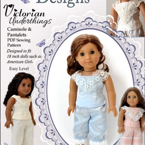 Könnte beinhalten: Ein Produktbild mit Puppenkleidung. Das Bild zeigt ein PDF-Schnittmuster für Camisole und Pantalons, entworfen für 18-Zoll-Puppen. Die Puppen tragen Unterwäsche im viktorianischen Stil. Der Text lautet "Dollhouse Designs" und "Victorian Underthings".