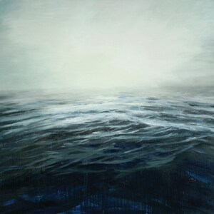 Puede incluir: Una pintura de un océano azul oscuro con olas blancas y un cielo azul claro brumoso en la distancia.