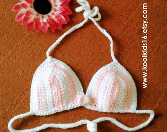 Op de afbeelding: Wit en roze gestreept gehaakt bikini top met een strik sluiting. De top is handgemaakt en heeft een delicate, vrouwelijke uitstraling.