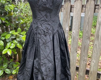 BEAUTIFUL BLACK TAFFETA 1930s-40s party dress with beads and sequins