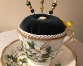 Tasse à thé Vintage, coussin à épingles, Shabby Chic, quilteuses cadeau, cadeau de couturière, Royal Albert, cornouiller blanc, Pâques ou la fête des mères idée cadeau