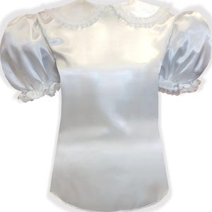 Custom Fit Weißer Satin Knopf Zurück Erwachsene Sissy Bluse von Leanne's