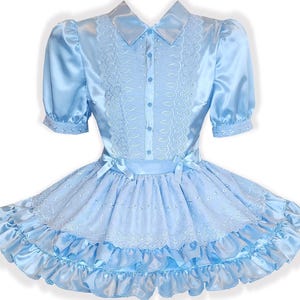Rosalee Maßgeschneidertes blaues Satin-Kleid mit Ösenknöpfen für Erwachsene von Leanne's