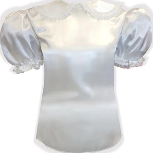 Op maat gemaakte witte satijnen blouse met knoopsluiting aan de achterkant voor volwassenen (sissy) van Leanne's
