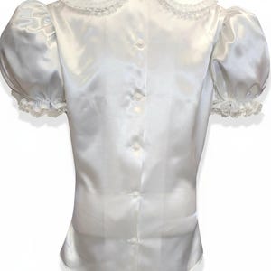 Maßgeschneiderte weiße Satinbluse mit Knopfleiste am Rücken für Erwachsene im Sissy-Stil von Leanne's