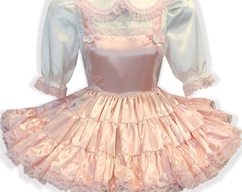 Robe Tracy pour poule mouillée adulte boutons en satin rose layette coupe personnalisée par Leanne's