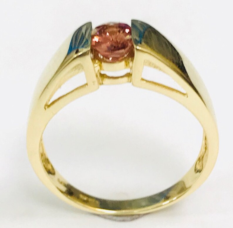 9ct Gold Ring with orange centre topaz stone comes gift boxed