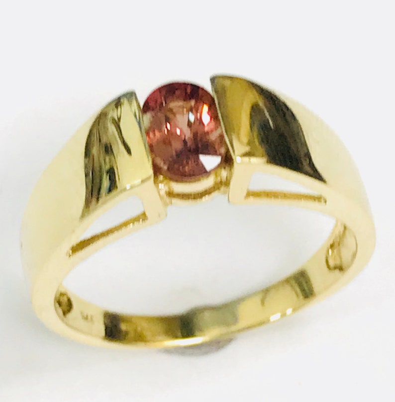 9ct Gold Ring with orange centre topaz stone comes gift boxed