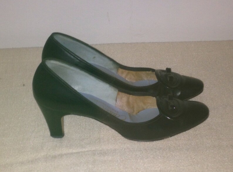 ladies black pumps