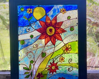 Farbenfrohes Blumenbild aus Plexiglas mit einem Buntglasschein. Dieses gerahmte Stück bringt Licht, Bewegung und ein fröhliches tropisches Gefühl